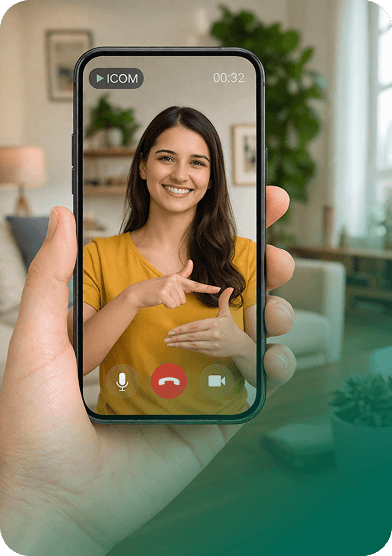 Pessoa realizando videochamada com interpretação em Libras por meio de smartphone, promovendo acessibilidade digital e comunicação inclusiva para pessoas com deficiência auditiva.
