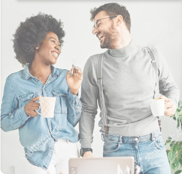 Casal feliz tomando café - Aumente as vendas no mundo digital
