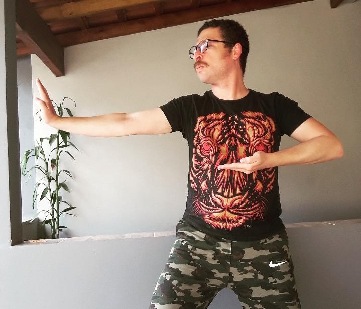 Paulo Ferreira pratica o chi kung em sua casa. Foto: Arquivo pessoal.